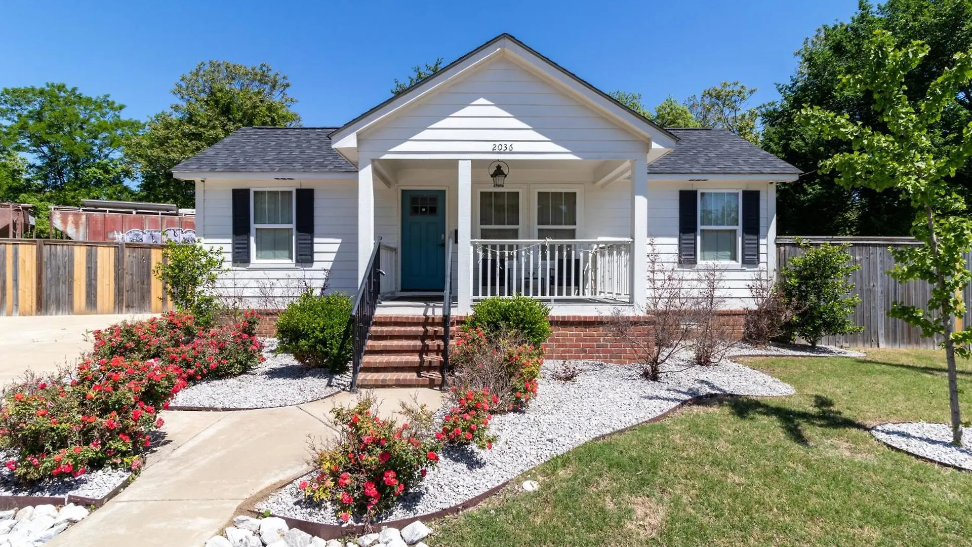 Fenced In Backyard, 7 Minutes From Downtown 2 Bedroom Memphis